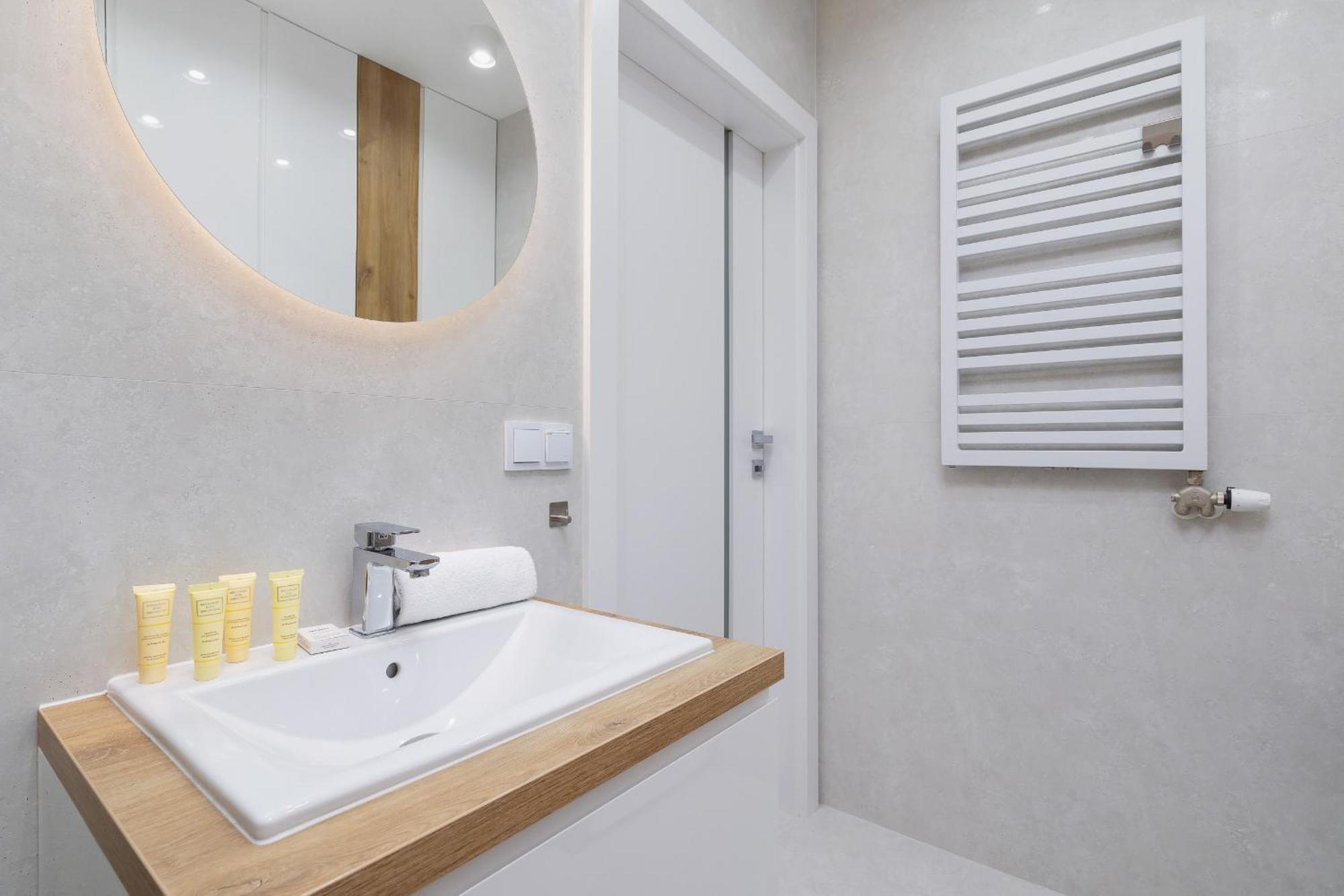 Apartament Nowoczesny Z Parkingiem Na Alei Pokoju W Krakowie By Renters Kraków